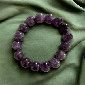 Amathyst beaded bracelet. OS